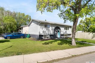 Photo 1: 302 113th Street West in Saskatoon: Sutherland Residential for sale : MLS®# SK974560