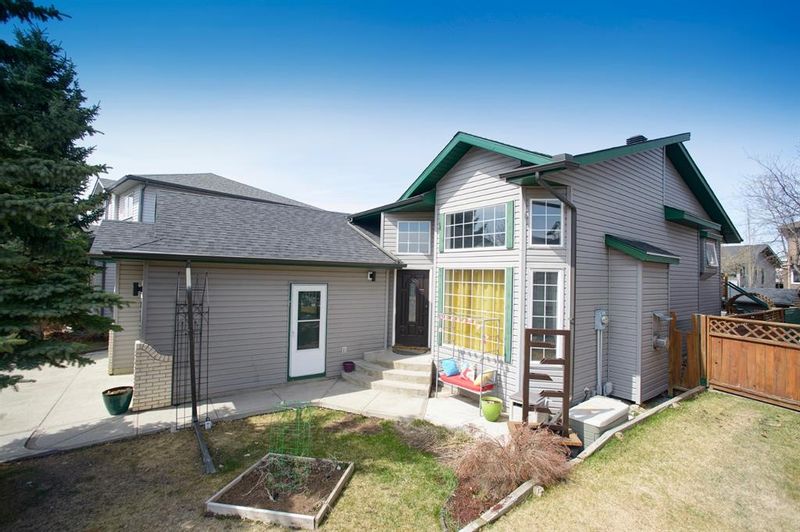 FEATURED LISTING: 318 Meadowbrook Bay Southeast Airdrie