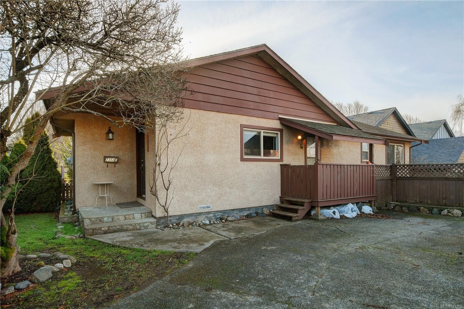 Main Photo: B 2350 Belmont Ave in Victoria: Vi Fernwood Half Duplex for sale : MLS®# 921262