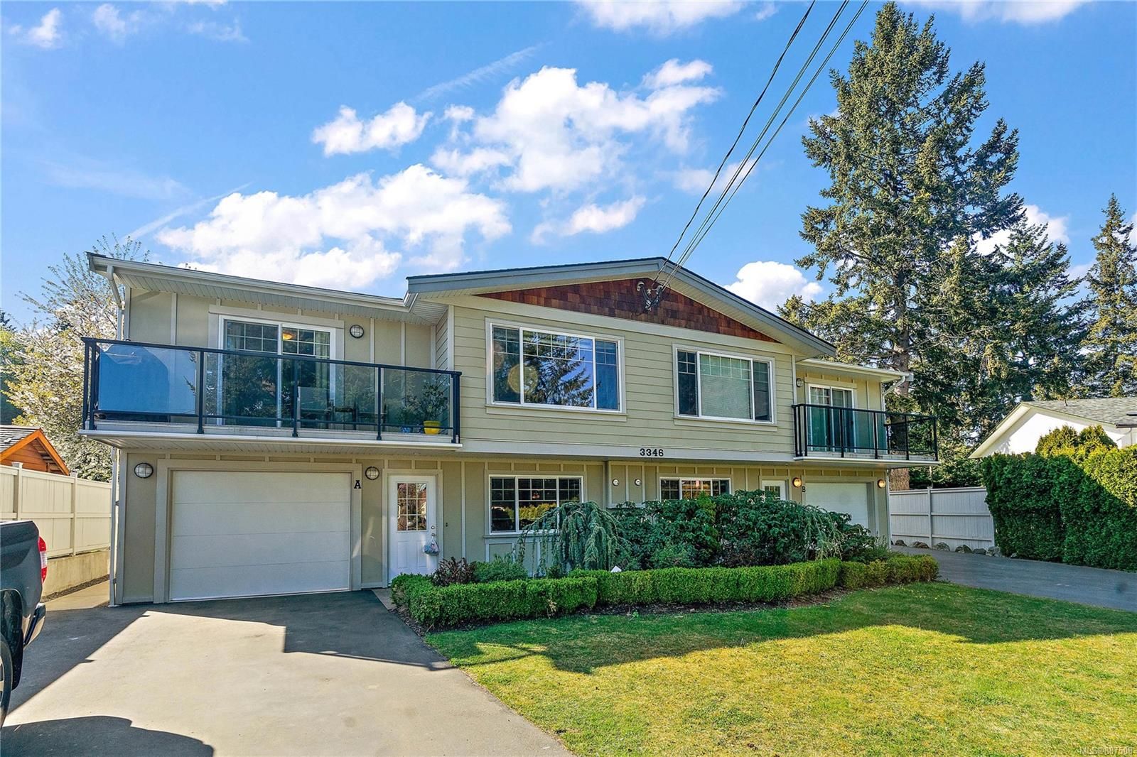 Main Photo: A 3346 Willowdale Rd in Colwood: Co Triangle Half Duplex for sale : MLS®# 887508