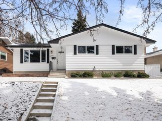 Photo 1: 5008 Brisebois Drive NW in Calgary: Charleswood Detached for sale : MLS®# A1206951
