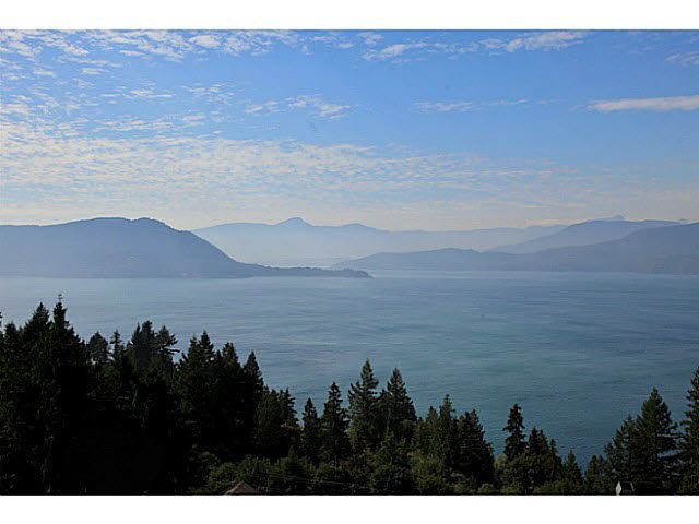 Main Photo: 8681 SEASCAPE Drive in West Vancouver: Howe Sound Townhouse for sale in "CAULFIELD PLAN" : MLS®# V1103023