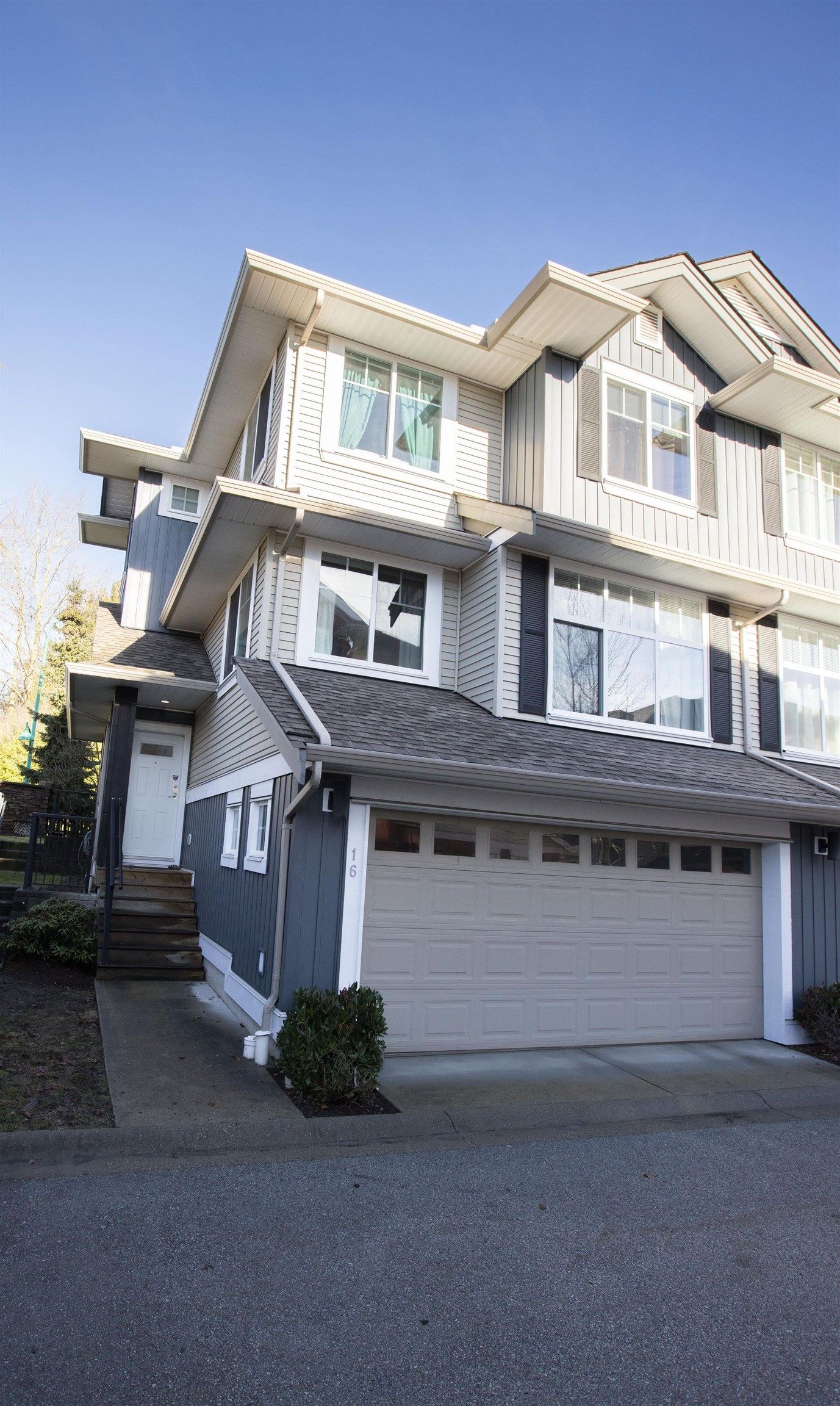 Main Photo: 16 6956 193 Street in Surrey: Clayton Townhouse for sale in "EDGE" (Cloverdale)  : MLS®# R2746494