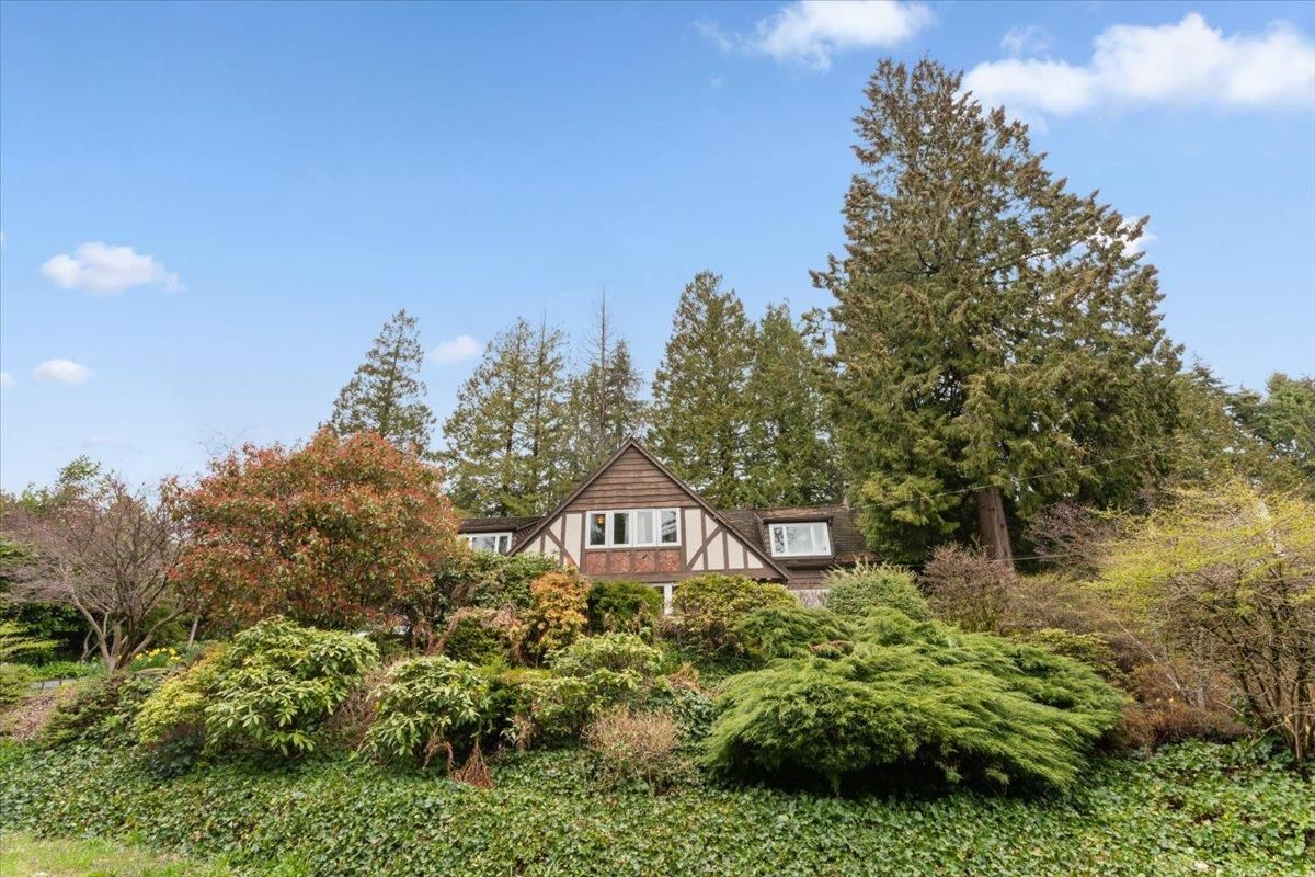 Main Photo: 1925 ROSEBERY Avenue in West Vancouver: Queens House for sale : MLS®# R2772746