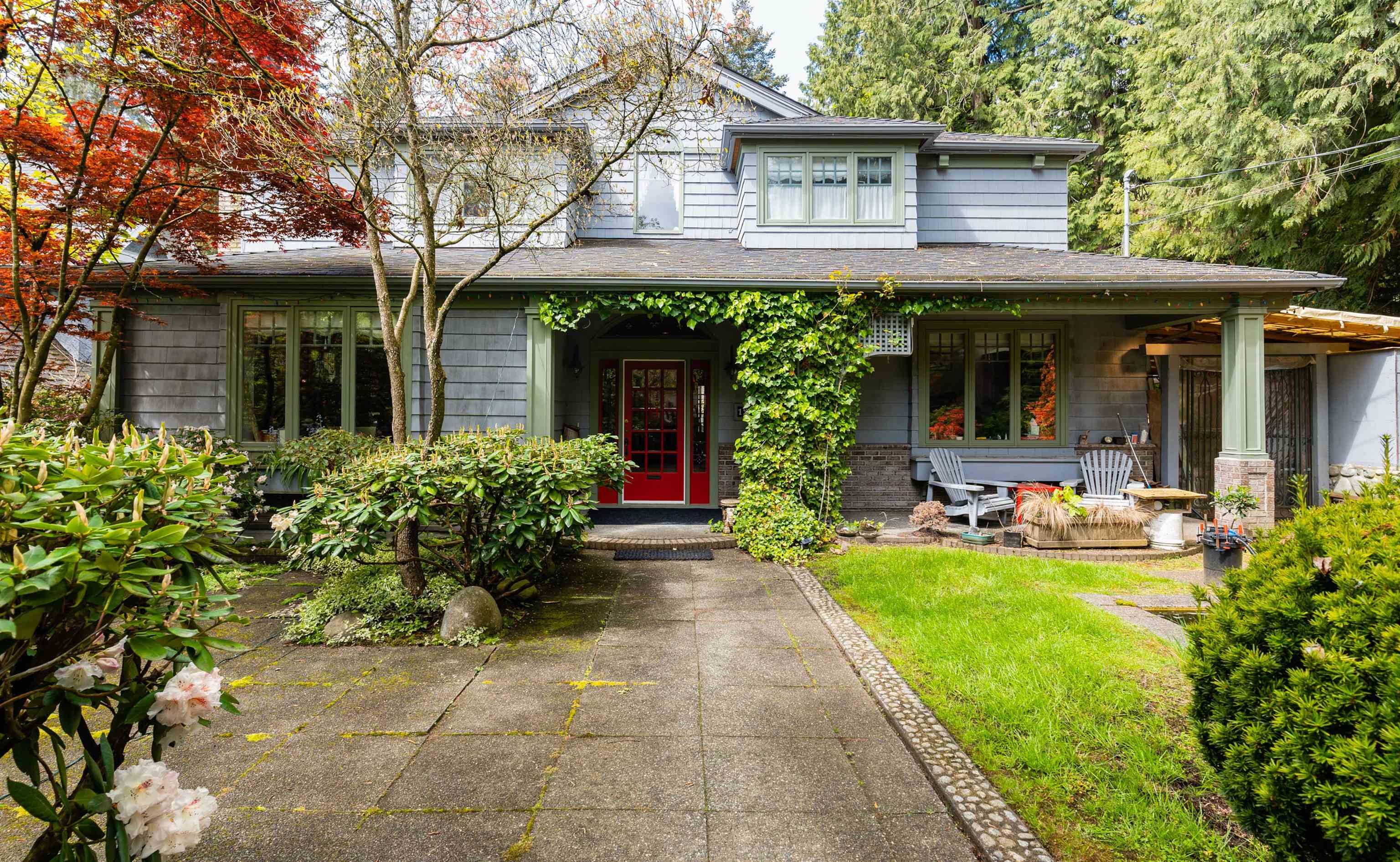 Main Photo: 1295 SINCLAIR Street in West Vancouver: Ambleside House for sale : MLS®# R2687801