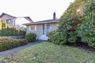 Photo 1: 2472 MATHERS Avenue in West Vancouver: Dundarave House for sale : MLS®# R2659170