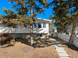 Photo 2: 408 60 Avenue NE in Calgary: Thorncliffe Semi Detached for sale : MLS®# A1190074