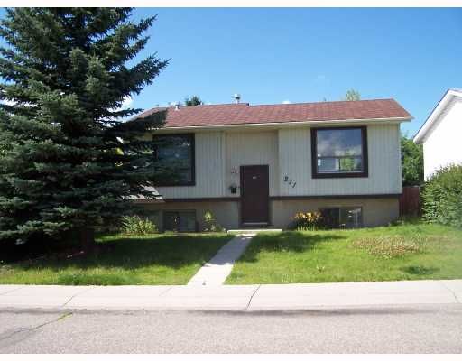 Main Photo: 211 FALWOOD Way NE in CALGARY: Falconridge Residential Detached Single Family for sale (Calgary)  : MLS®# C3346095