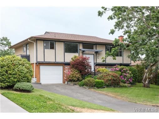 Main Photo: 964 Nicholson St in VICTORIA: SE Lake Hill House for sale (Saanich East)  : MLS®# 732243