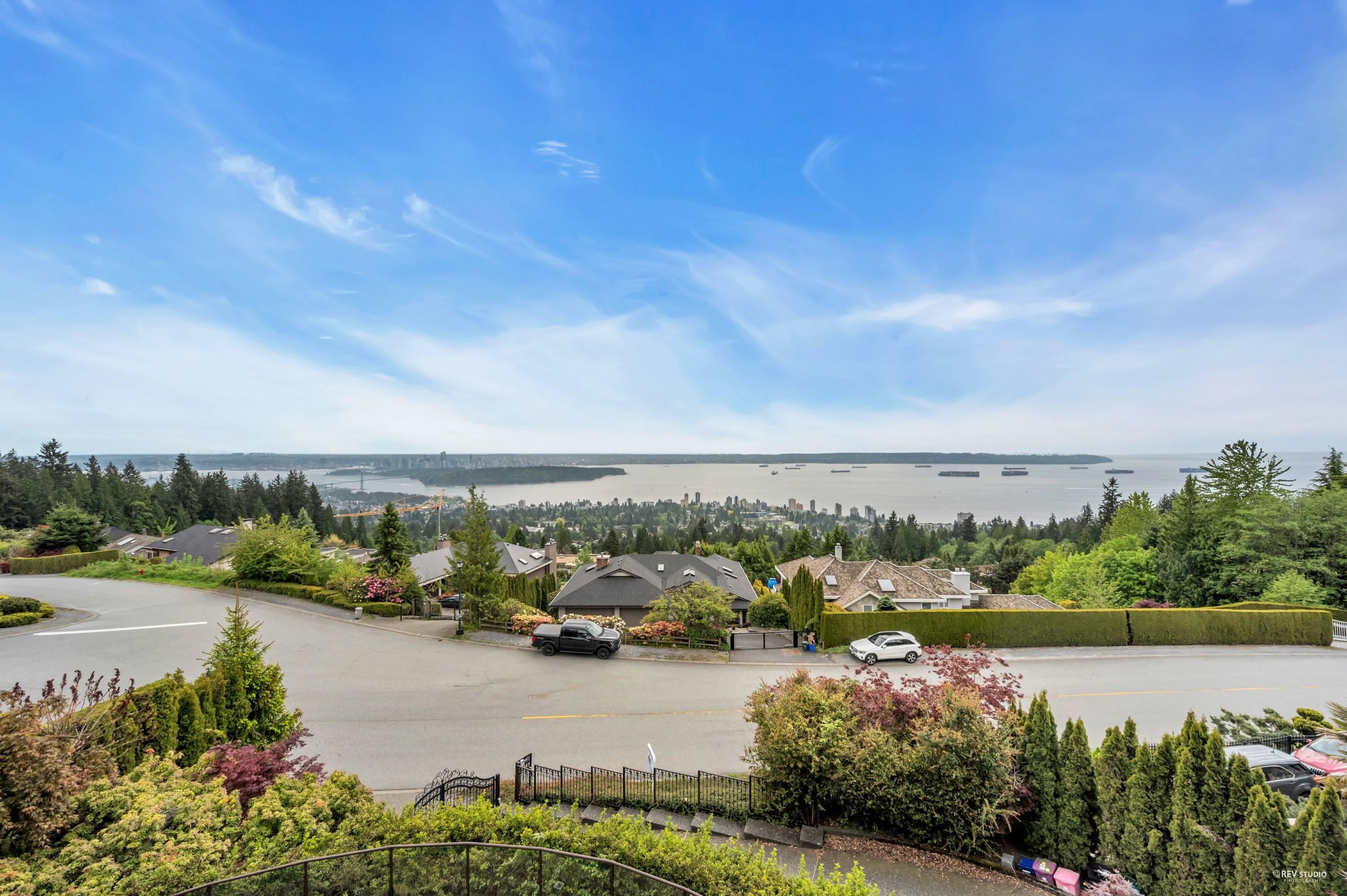 Main Photo: 2539 WESTHILL Drive in West Vancouver: Westhill House for sale : MLS®# R2687287