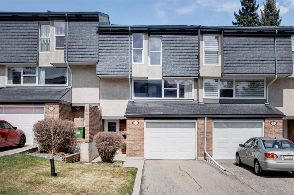 Main Photo: 431 Brae Glen Crescent SW in Calgary: Braeside Row/Townhouse for sale : MLS®# A1207890