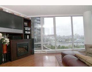 Photo 2: 703 1438 RICHARDS Street in Vancouver: False Creek North Condo for sale in "AZURA I" (Vancouver West)  : MLS®# V646445