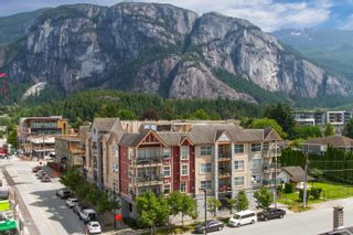 Photo 1: 402 1310 VICTORIA Street in Squamish: Downtown SQ Condo for sale in "The Mountaineer" : MLS®# R2712487