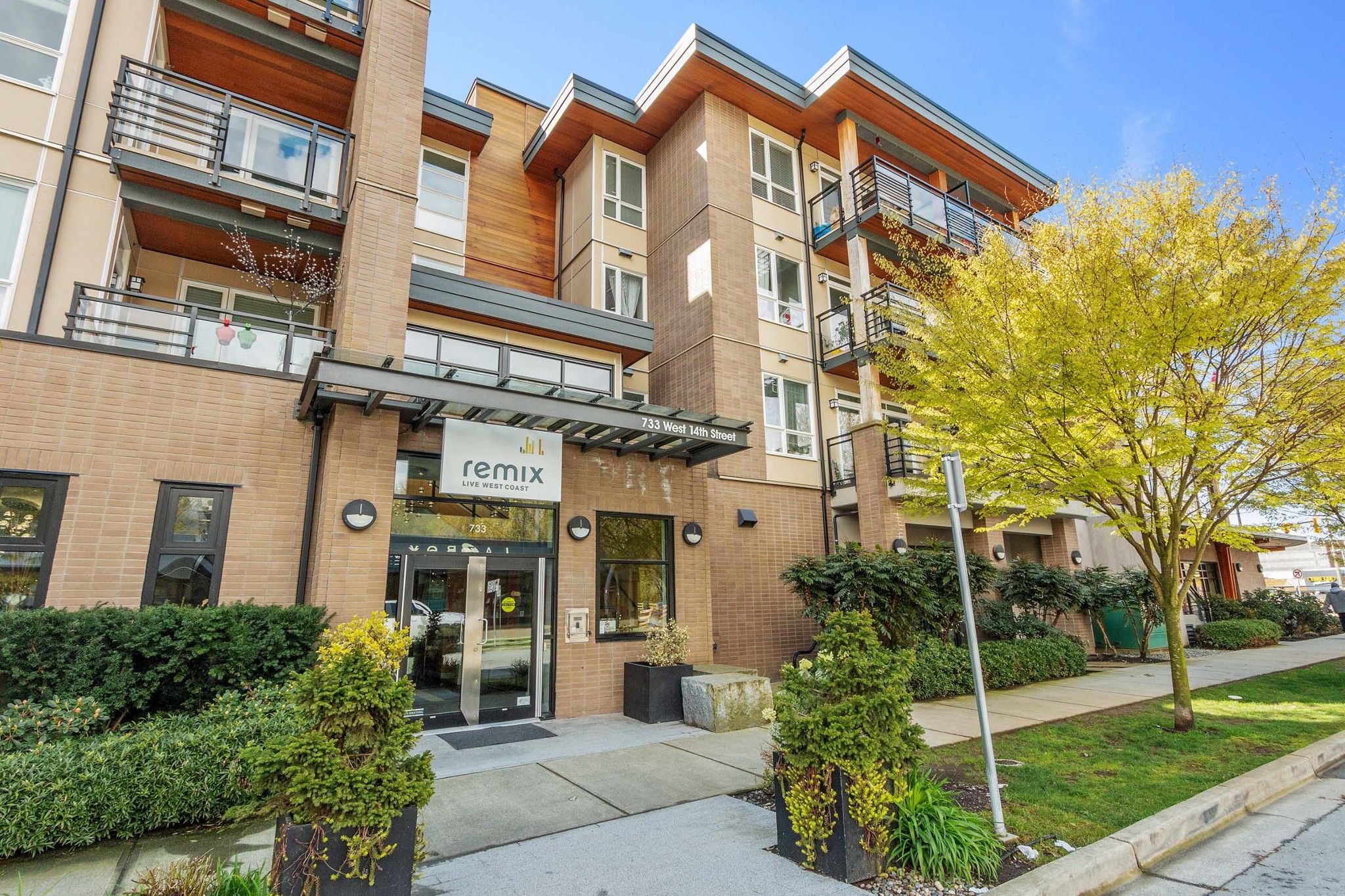 Main Photo: 413 733 W 14TH Street in North Vancouver: Mosquito Creek Condo for sale in "Remix" : MLS®# R2680600