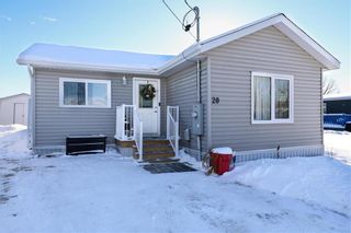 Photo 1: 20 Aspen Four Drive in Steinbach: R16 Residential for sale : MLS®# 202302093