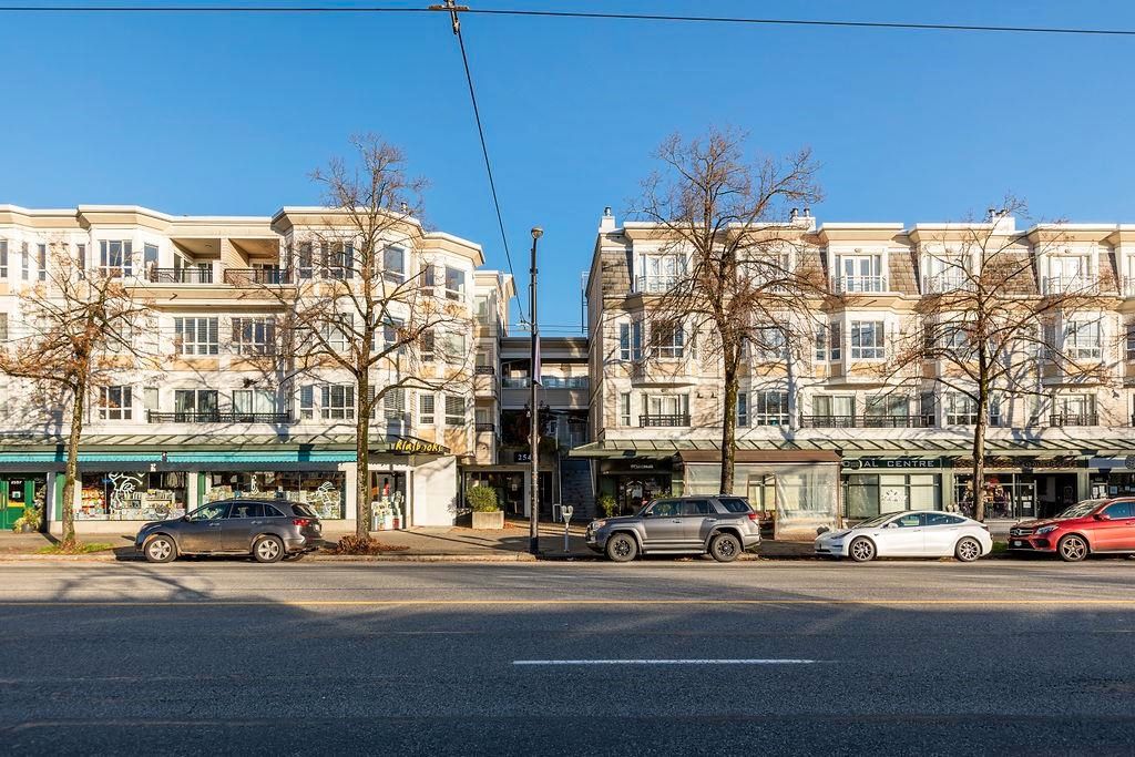 Main Photo: 307 2545 W BROADWAY in Vancouver: Kitsilano Townhouse for sale in "TRAFALGER MEWS" (Vancouver West)  : MLS®# R2634013