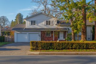 Main Photo: 2025 Cedar Hill Cross Rd in Oak Bay: OB Henderson House for sale : MLS®# 870754