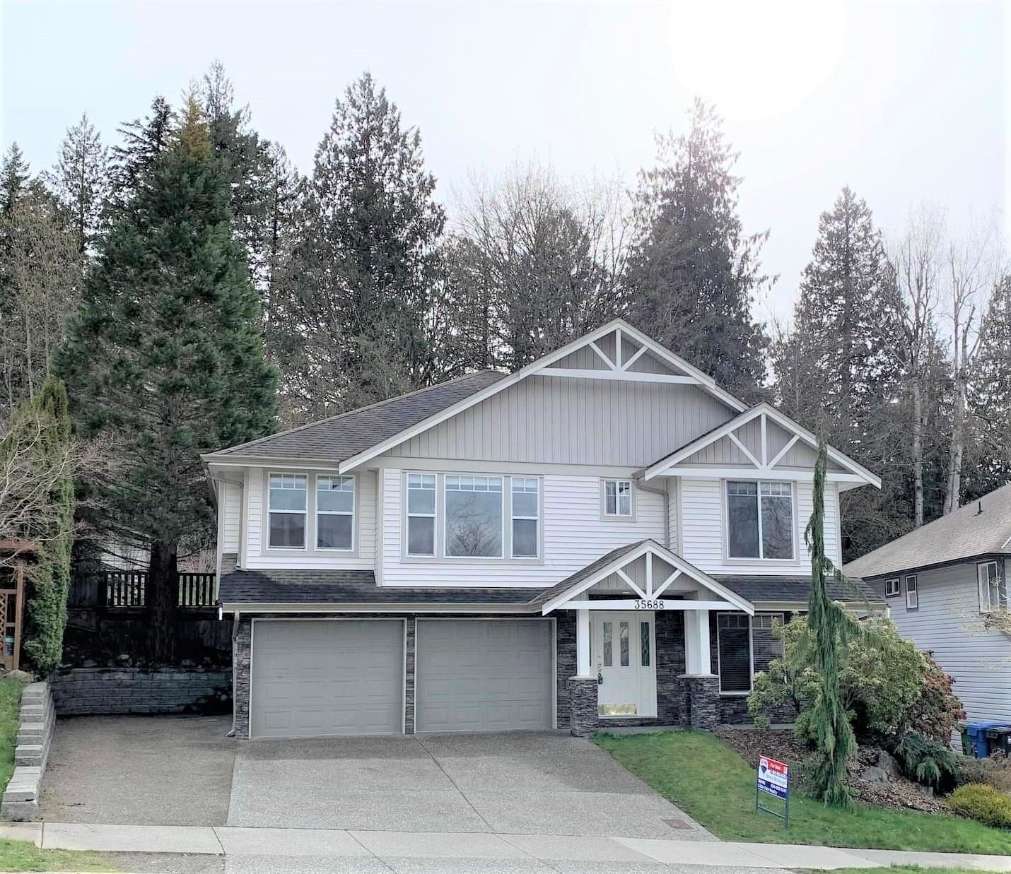Main Photo: 35688 LEDGEVIEW Drive in Abbotsford: Abbotsford East House for sale in "Ledgeview Estates" : MLS®# R2657744