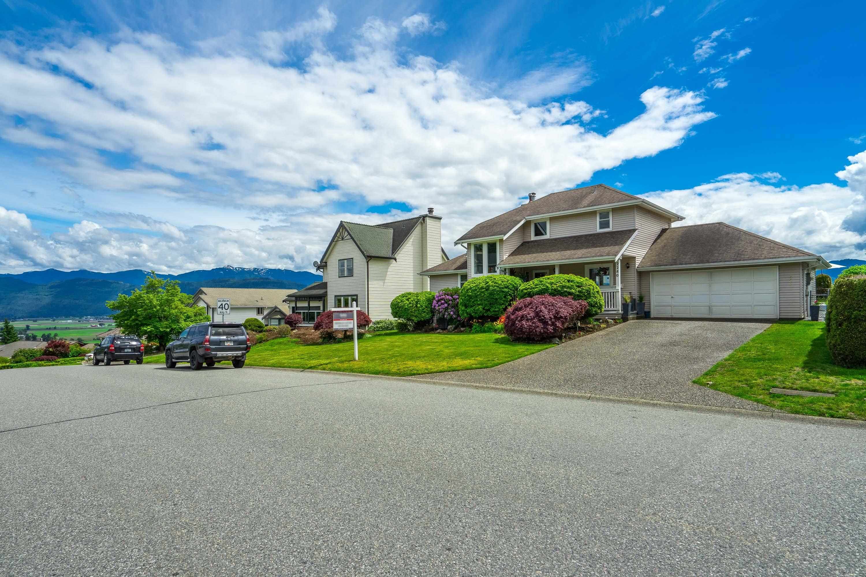 Main Photo: 2280 MOUNTAIN Drive in Abbotsford: Abbotsford East House for sale in "Mountain Village" : MLS®# R2696204