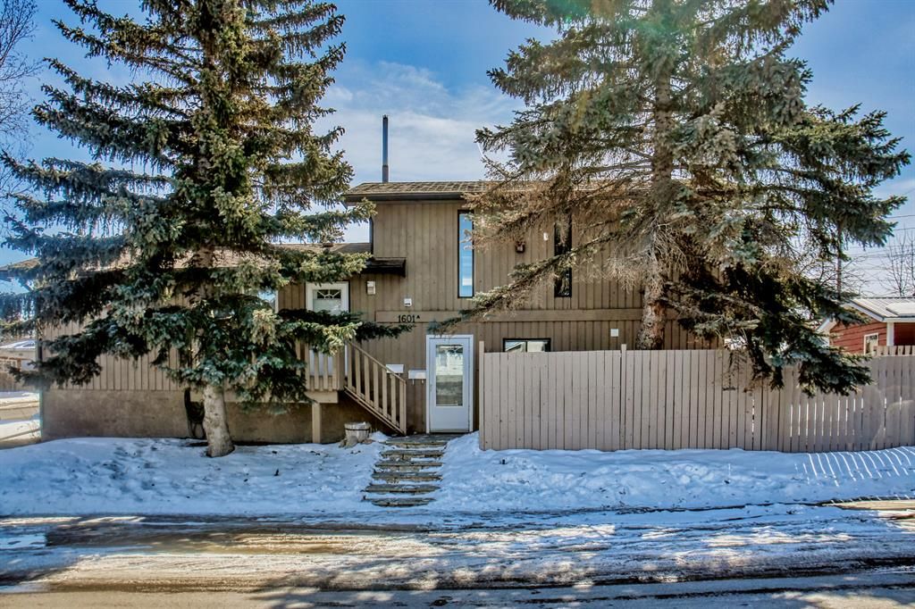 Main Photo: 1601A 42 Street SW in Calgary: Rosscarrock Detached for sale : MLS®# A2035268