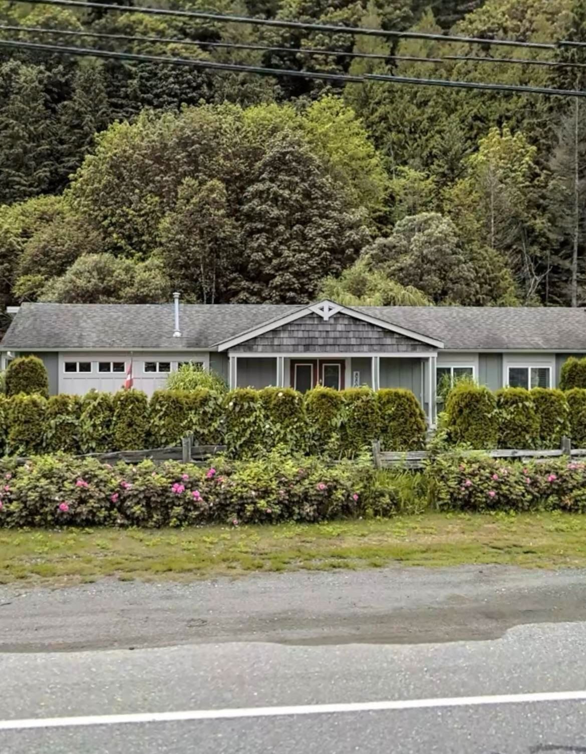 Main Photo: 880 HOT SPRINGS Road: Harrison Hot Springs House for sale : MLS®# R2639572