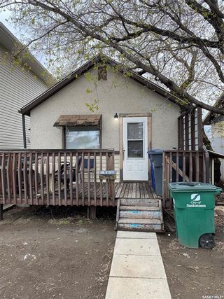 Photo 1: 213 N Avenue North in Saskatoon: Westmount Residential for sale : MLS®# SK968163