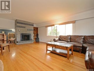 Photo 6: 2208 Edgelow St in Saanich: House for sale : MLS®# 936108