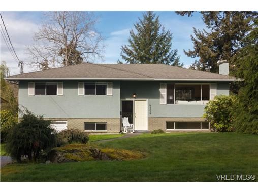 Main Photo: 4166 Bracken Ave in VICTORIA: SE Lake Hill House for sale (Saanich East)  : MLS®# 697283