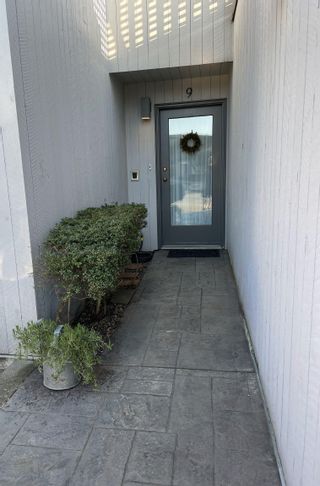 Photo 2: 9 5753 WHARF Avenue in Sechelt: Sechelt District Townhouse for sale in "ROYAL REACH" (Sunshine Coast)  : MLS®# R2776884