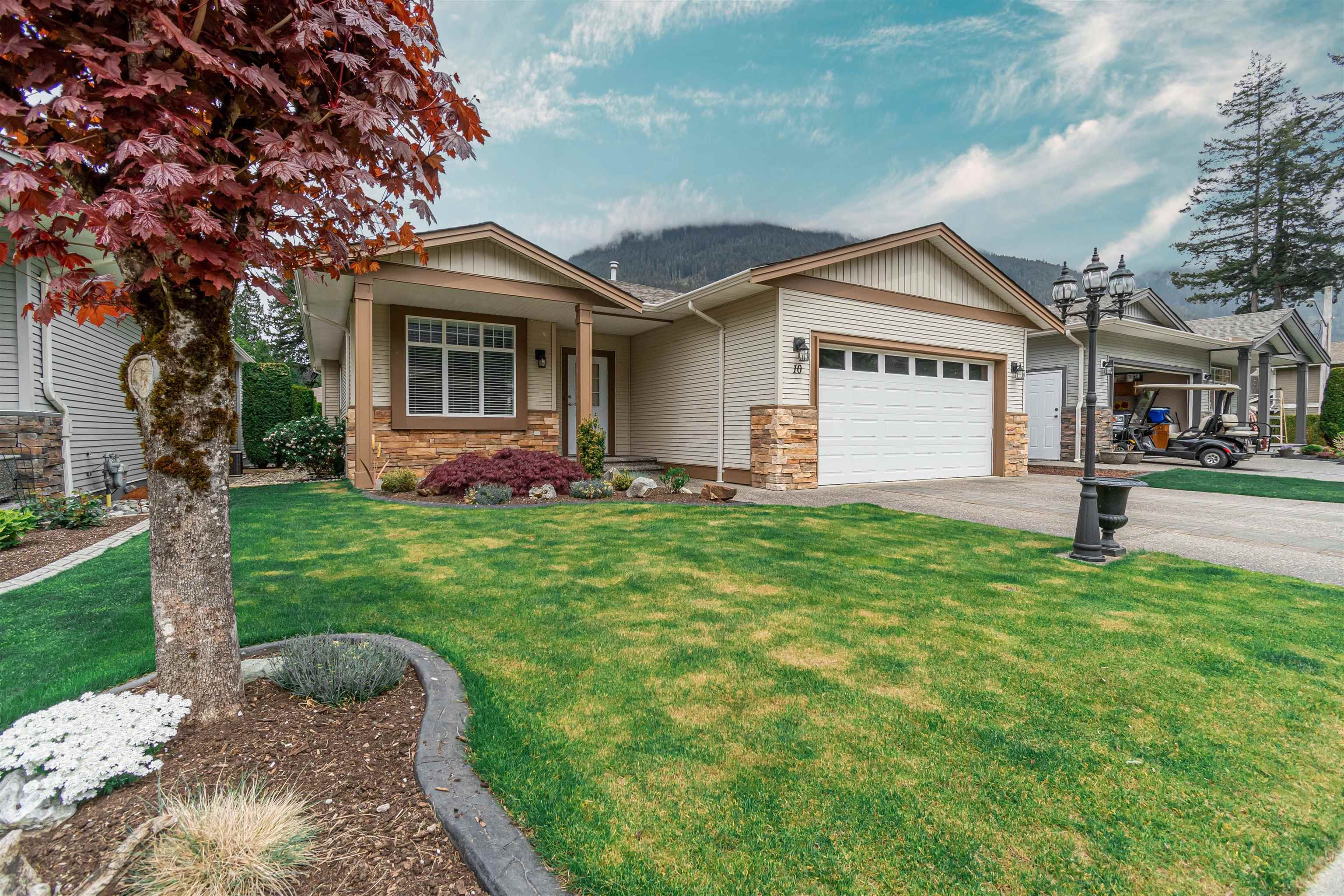 Main Photo: 10 21293 LAKEVIEW Crescent in Hope: Hope Kawkawa Lake House for sale : MLS®# R2685179