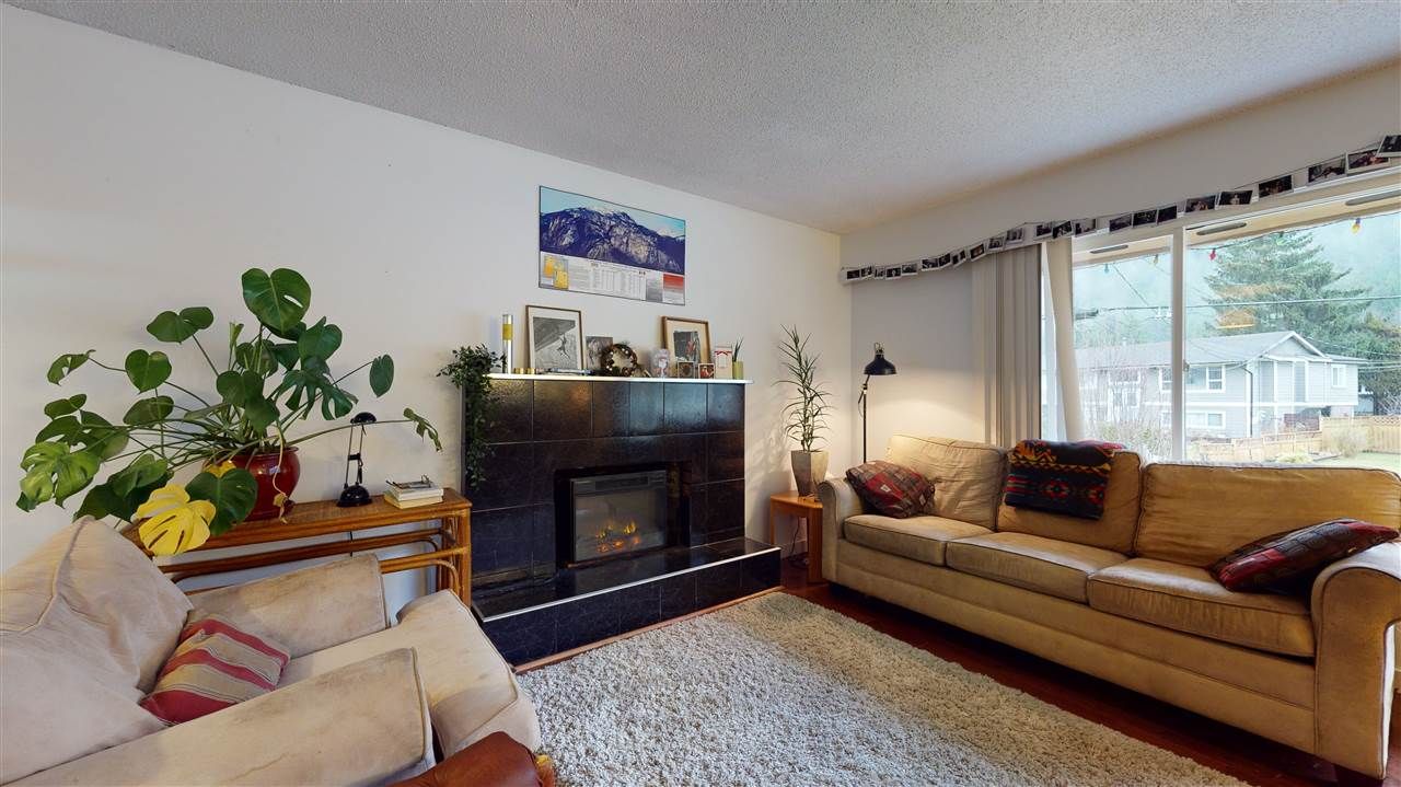 Main Photo: 38291 HEMLOCK Avenue in Squamish: Valleycliffe House for sale : MLS®# R2529072