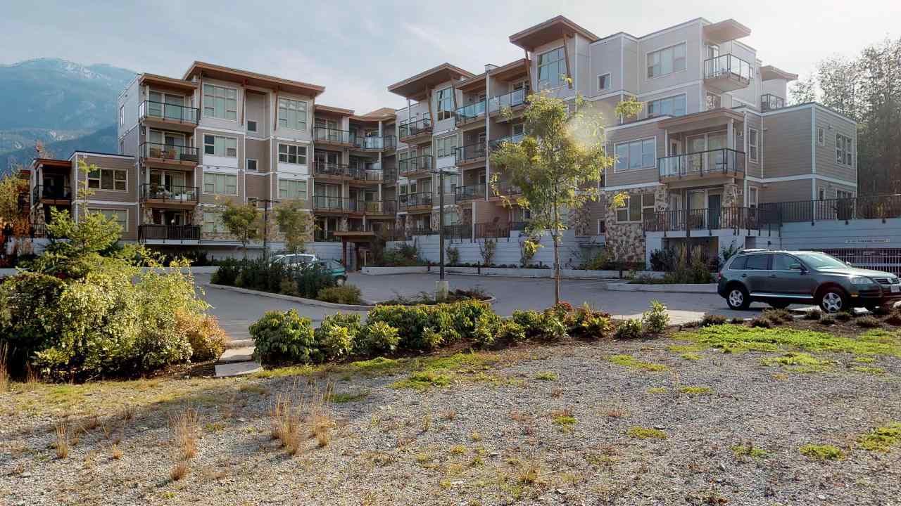 Main Photo: 407 1150 BAILEY Street in Squamish: Downtown SQ Condo for sale in "ParkHouse" : MLS®# R2432930