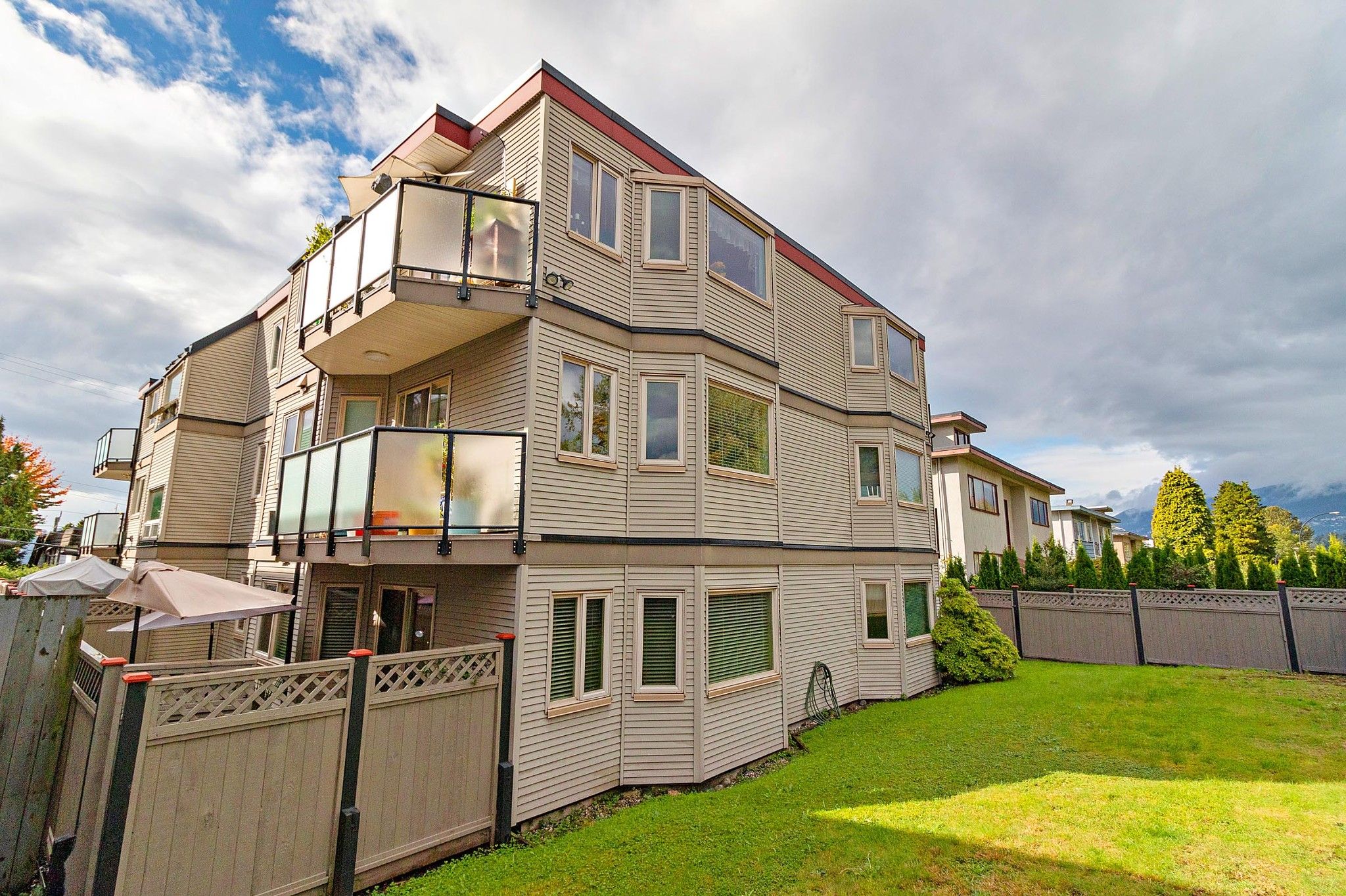 Main Photo: 102 333 W 4TH Street in North Vancouver: Lower Lonsdale Condo for sale : MLS®# R2507877