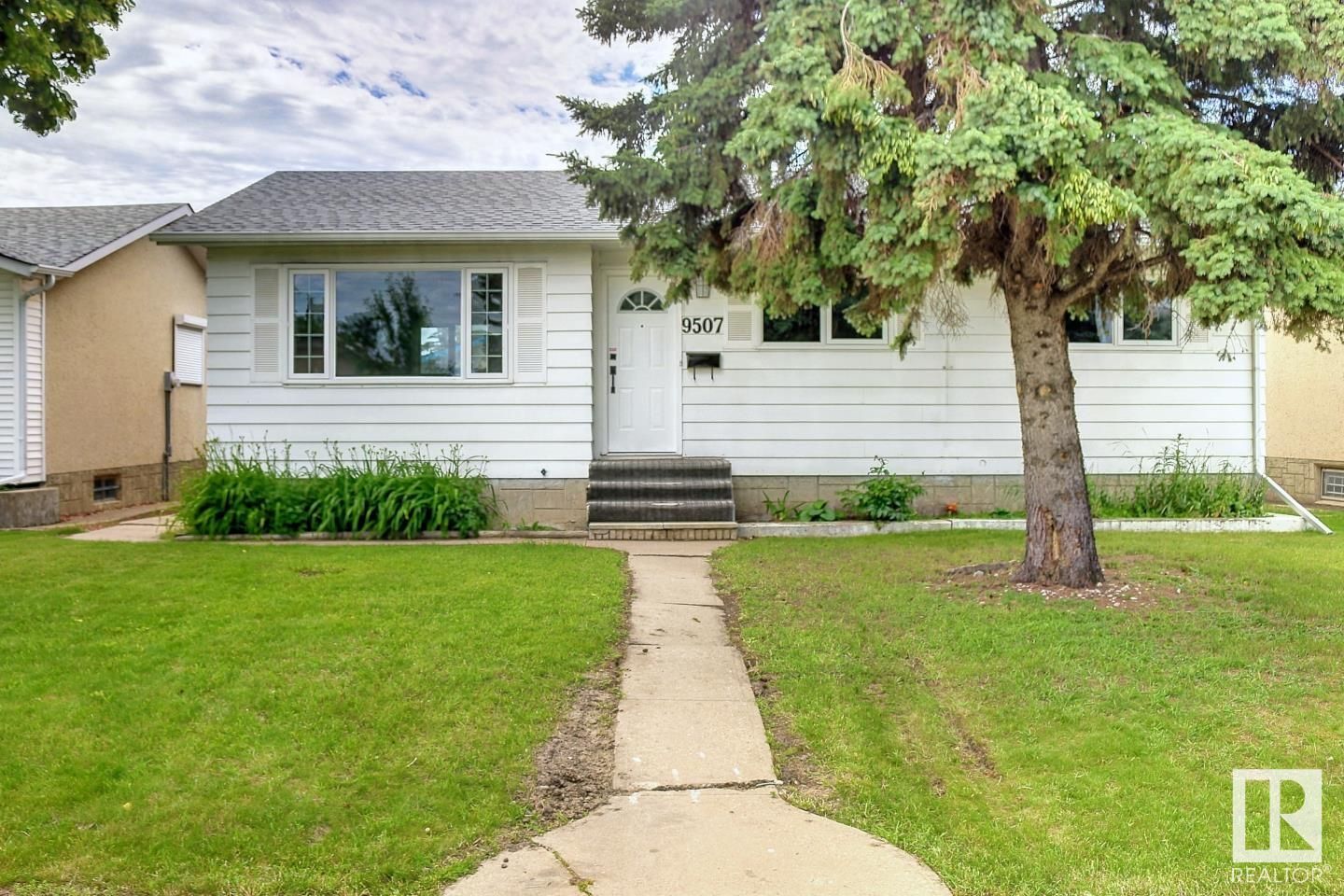 Main Photo: 9507 145 Avenue in Edmonton: Zone 02 House for sale : MLS®# E4304667