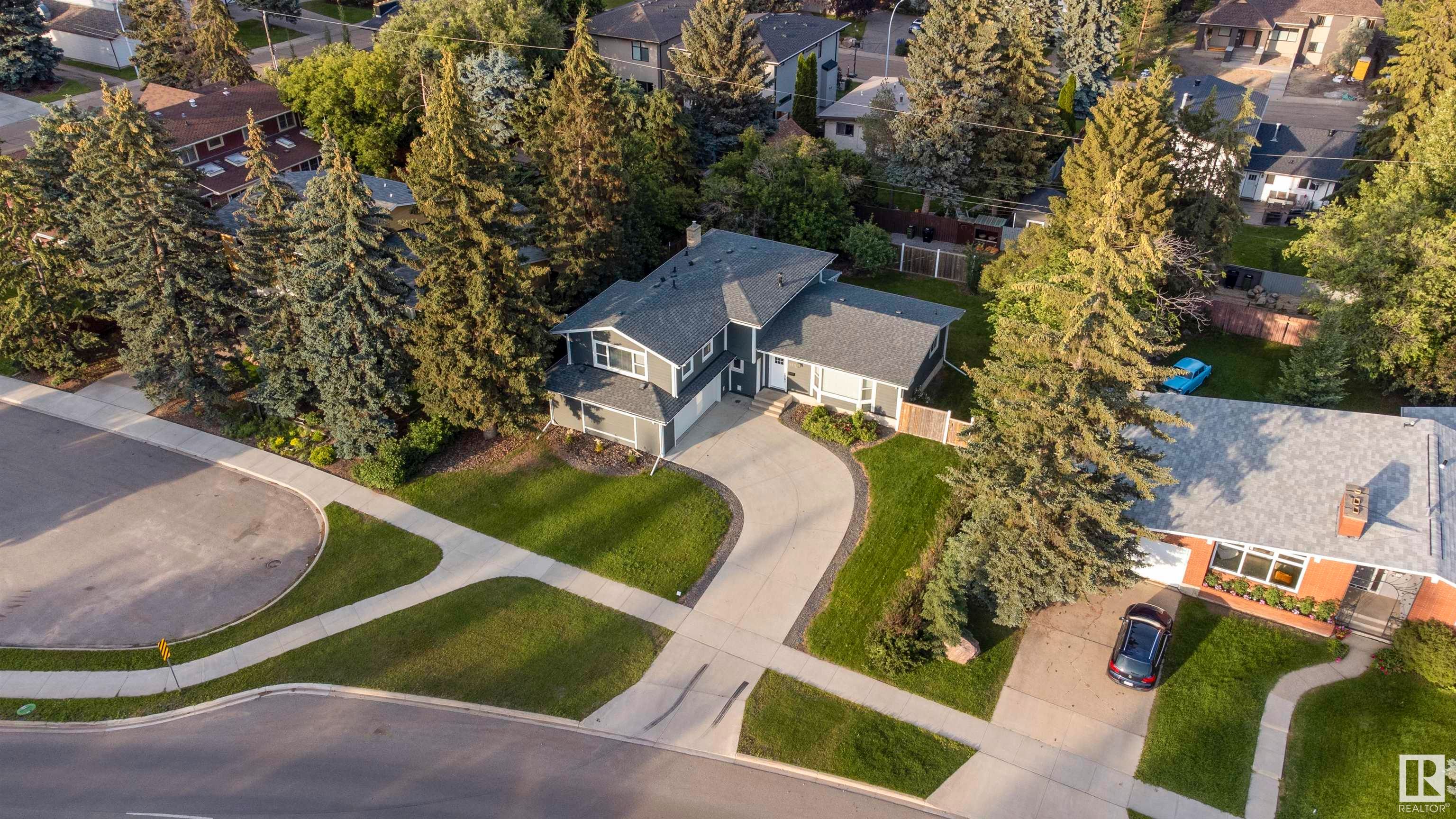 Main Photo: 8611 BUENA VISTA Road in Edmonton: Zone 10 House for sale : MLS®# E4304263