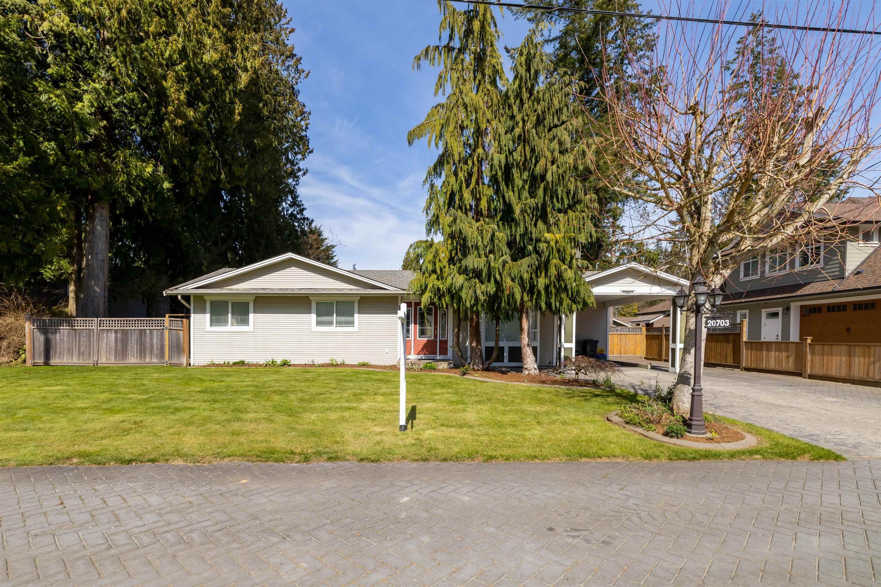 Main Photo: 20703 39 Avenue in Langley: Brookswood Langley House for sale : MLS®# R2763327