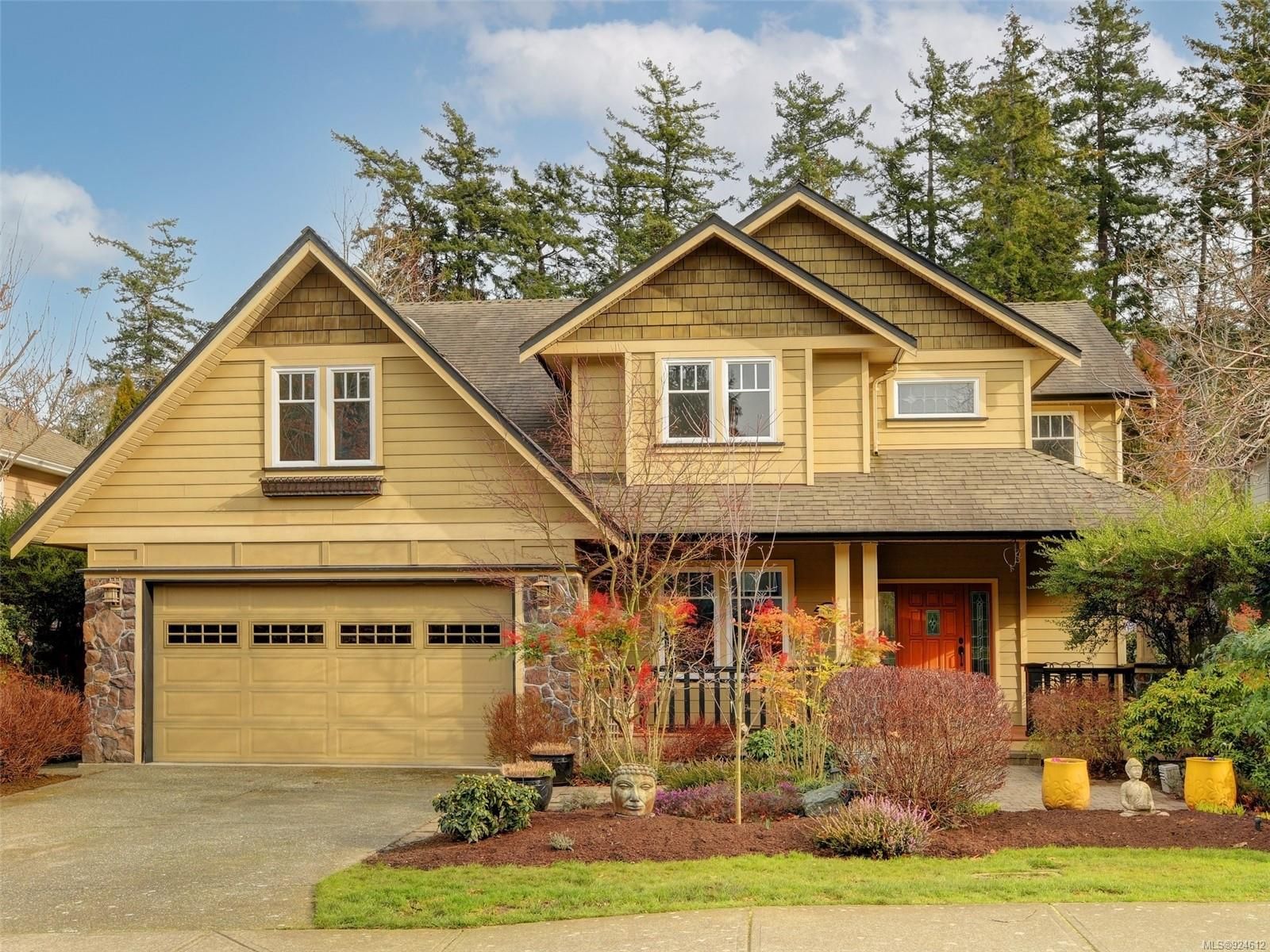 Main Photo: 3895 South Valley Dr in Saanich: SW Strawberry Vale House for sale (Saanich West)  : MLS®# 924612
