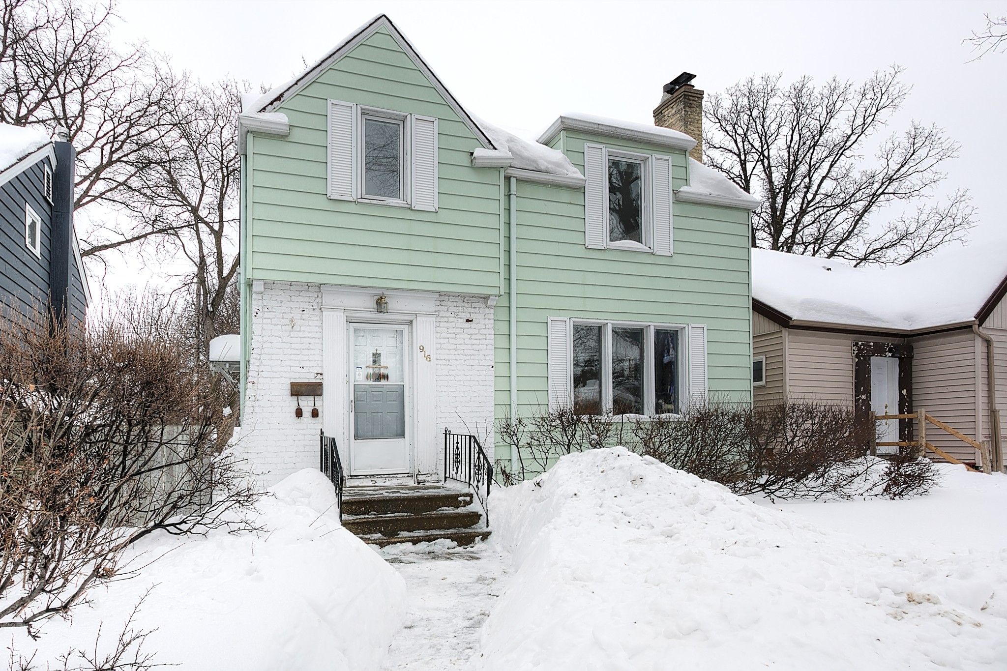 Main Photo: 916 Fleet Avenue in Winnipeg: Single Family Detached for sale (1Bw)  : MLS®# 202203043