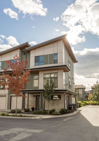Photo 2: 1157 NATURES Gate in Squamish: Downtown SQ Townhouse for sale in "EAGLEWIND" : MLS®# R2215271