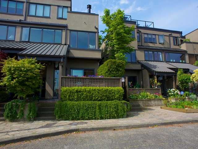 Main Photo: 816 MILLBANK in Vancouver: False Creek Townhouse for sale in "HEATHER POINTE" (Vancouver West)  : MLS®# V946846