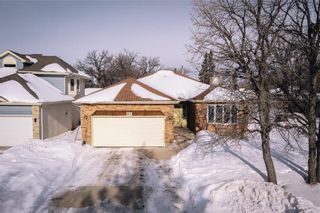 Main Photo: 87 Bethune Way in Winnipeg: St Vital Residential for sale (2C)  : MLS®# 202303125