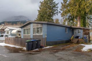 Photo 2: 15 40022 GOVERNMENT Road in Squamish: Garibaldi Estates Manufactured Home for sale in "(Wagon Wheel) Angelo's Trailer Court" : MLS®# R2861693