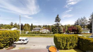 Photo 2: 1025 Wurtele Pl in Esquimalt: Es Rockheights Half Duplex for sale : MLS®# 840558