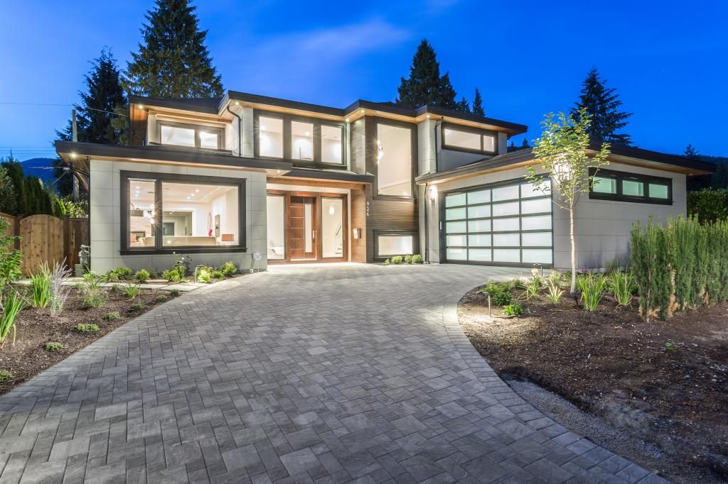 Main Photo: 926 Wentworth Street in North Vancouver: Forest Hills NV House for sale : MLS®# V1140365