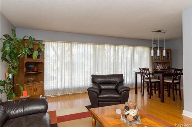 Photo 4: Photos: 915 Campbell Street in Winnipeg: River Heights South Residential for sale (1D)  : MLS®# 1809868