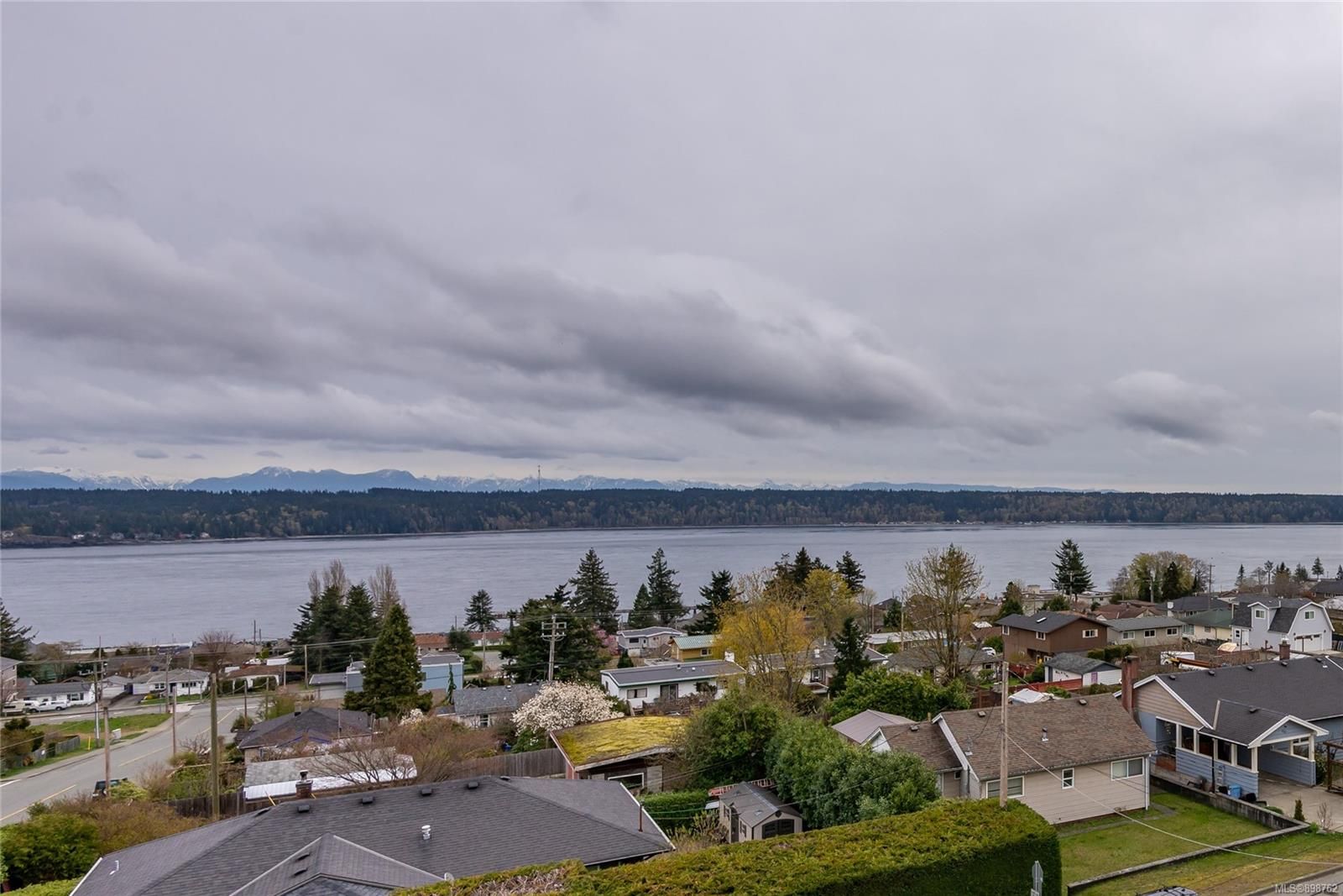 Main Photo: 2F 690 Colwyn St in Campbell River: CR Campbell River Central Condo for sale : MLS®# 898762