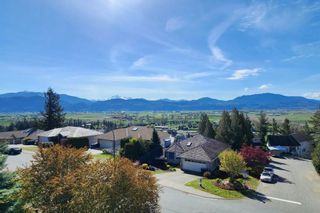 Photo 2: 35790 CANTERBURY Avenue in Abbotsford: Abbotsford East House for sale in "Mountain View" : MLS®# R2870294