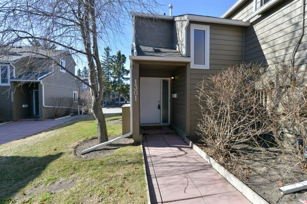 Main Photo: 1301 829 Coach Bluff Crescent in Calgary: Coach Hill Row/Townhouse for sale : MLS®# A1094909