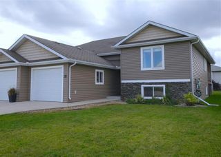 Photo 2: 32 Ashley Drive: Oakbank Residential for sale (R04)  : MLS®# 202327599