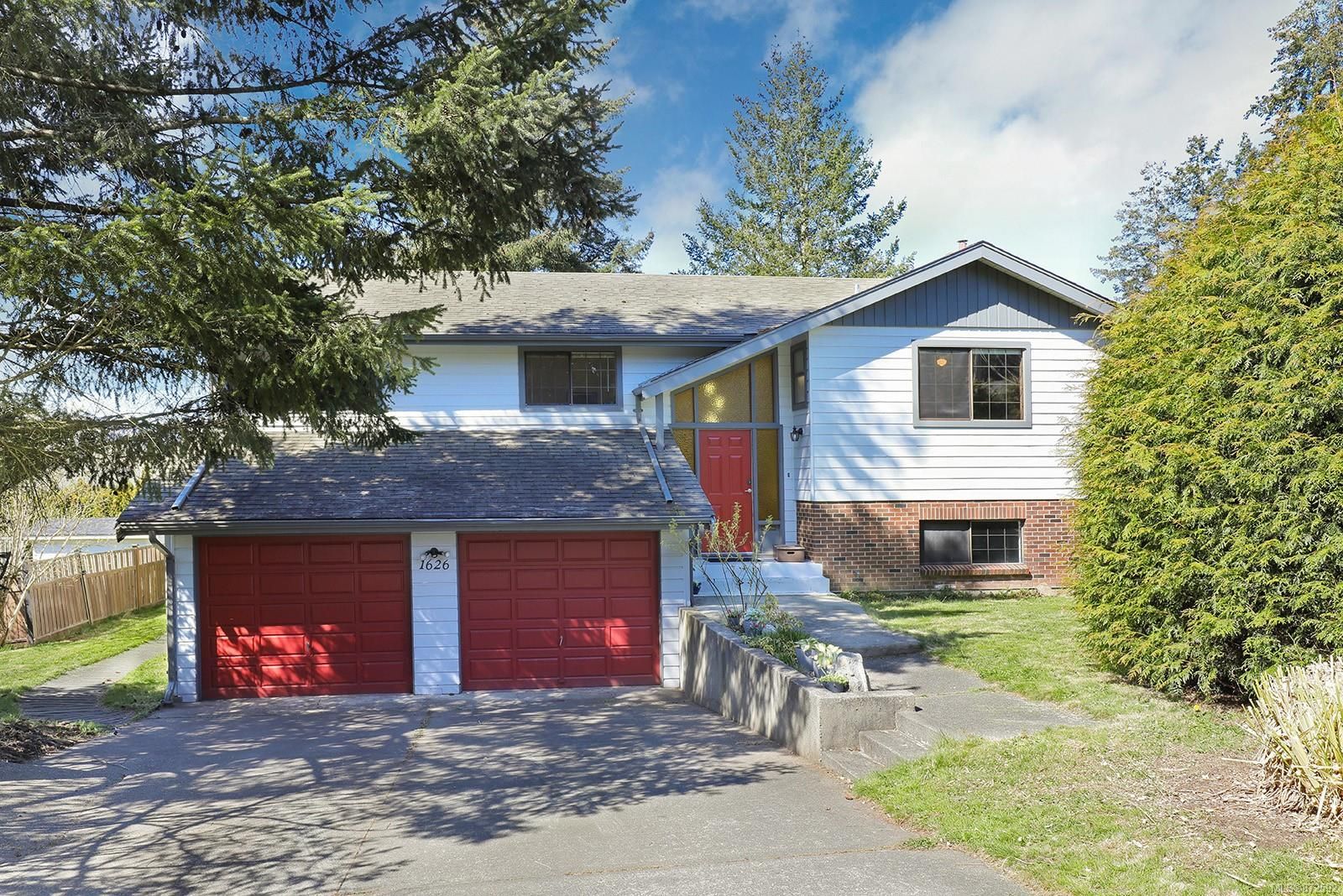 Main Photo: 1626 Valley Cres in Courtenay: CV Courtenay East House for sale (Comox Valley)  : MLS®# 872592